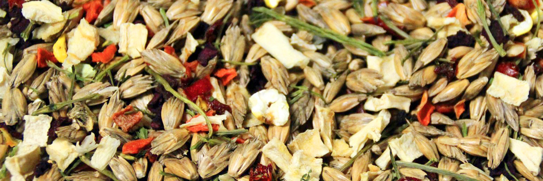 Ein großer bunter gemischter Haufen von Körnern, Samen, Kräutern und Blüten.